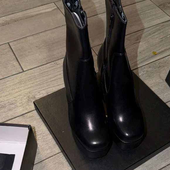 Moda Black Heeled Boots - Picture 6 of 7